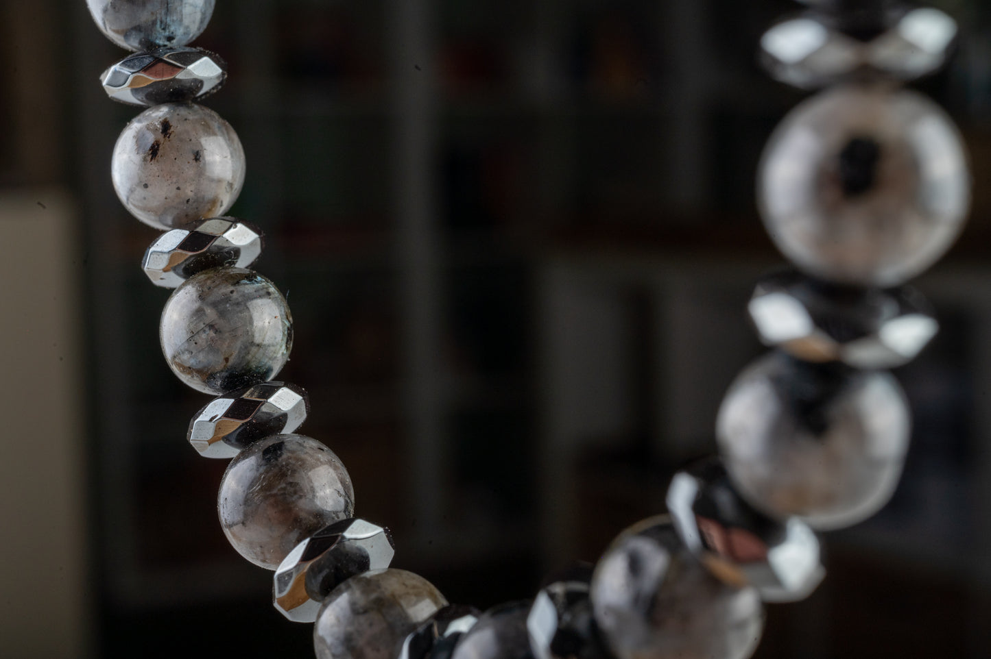 Bracelet en Larvikite – Protection, Sagesse & Équilibre