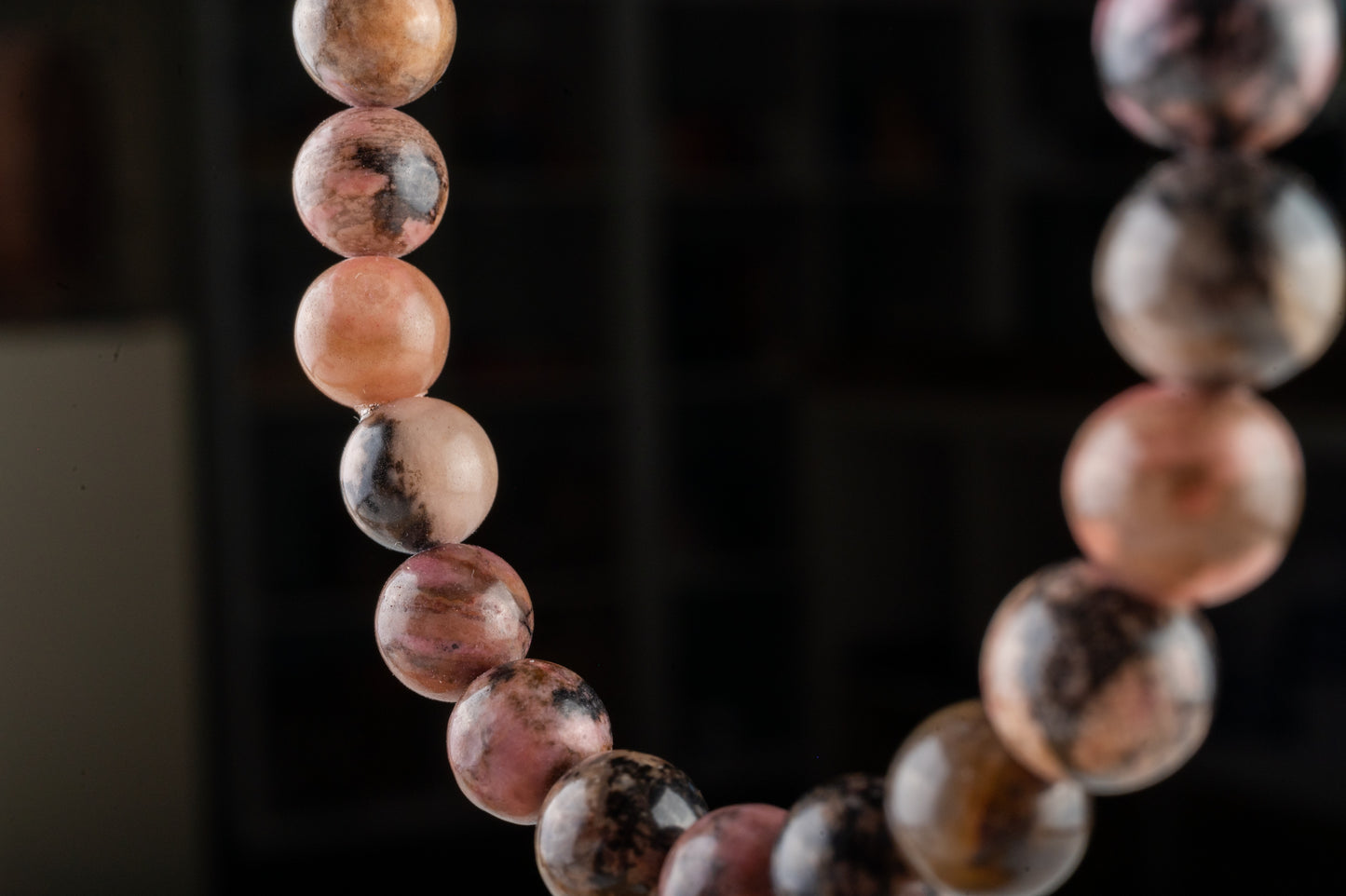 Bracelet en Rhodonite – Guérison, Compassion & Équilibre Émotionnel