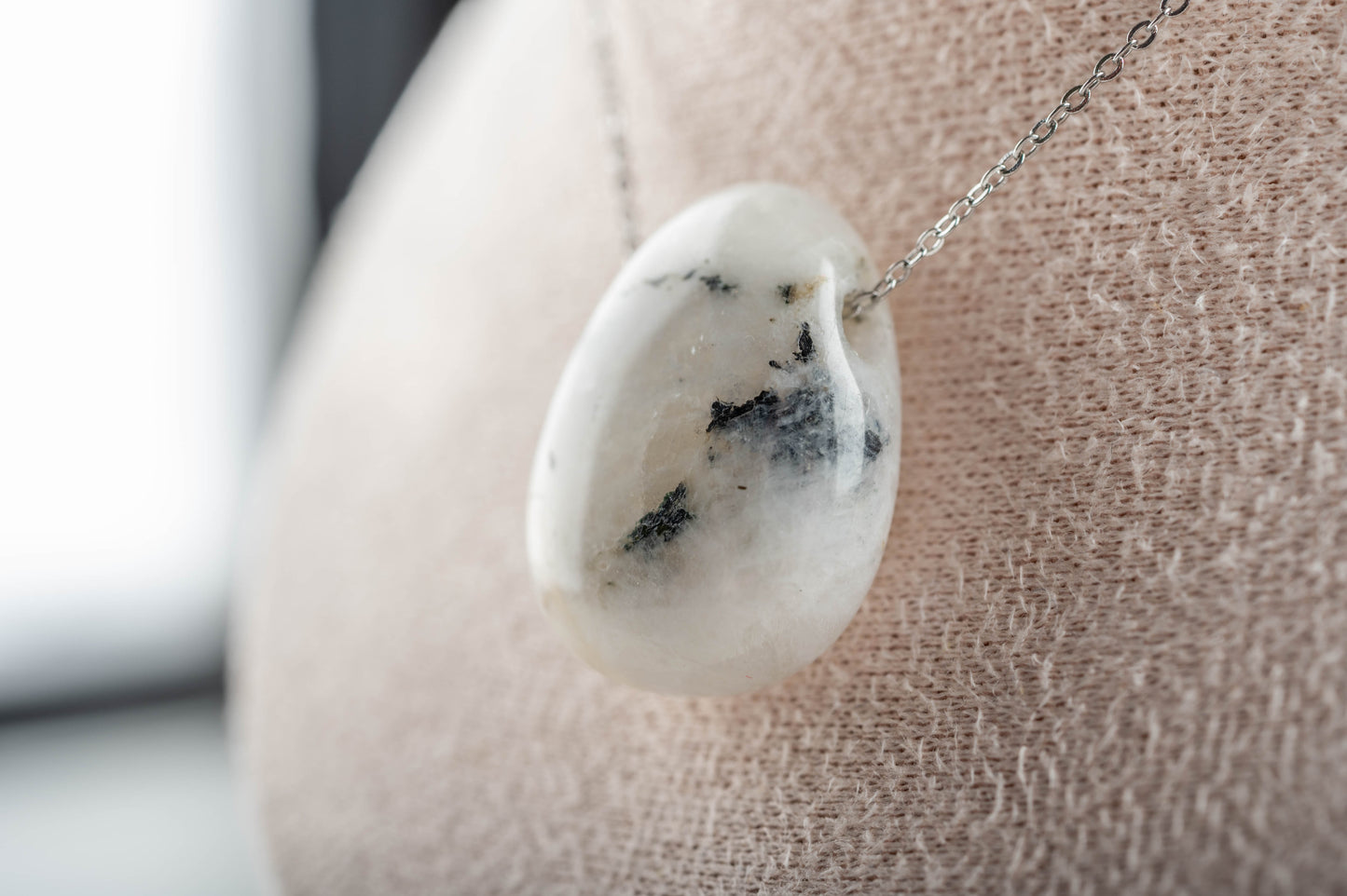 Pendentif en pierre de lune blanche