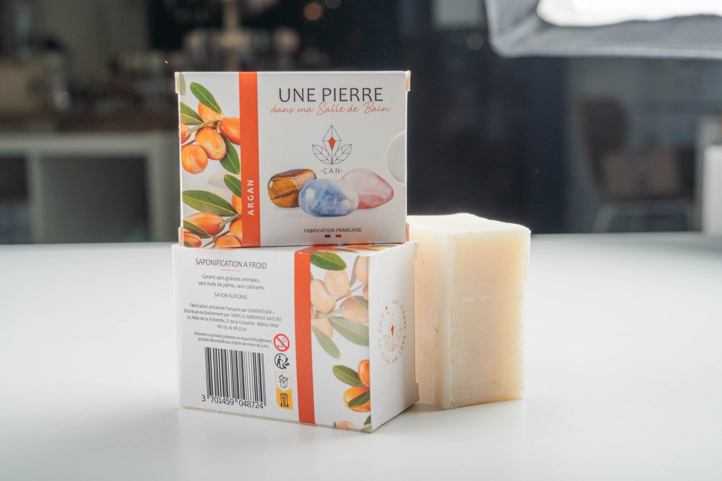 Savon avec une pierre mystère
